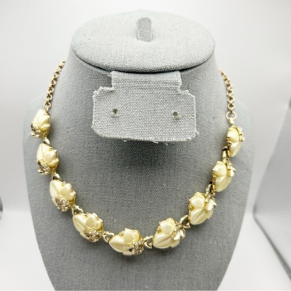 Vintage Gold Tone Cream Acrylic Floral Leaf Beaded Short Necklace 16" Unique - Picture 1 of 9